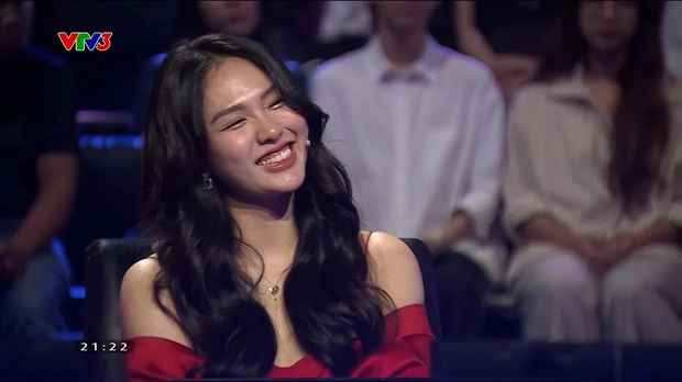 Mở đầu chương trình, gái xinh 24 tuổi cho biết cô là fan của chương trình Ai Là Triệu Phú từ ngày còn nhỏ và rất muốn biết cảm giác khi được ngồi ghế nóng.