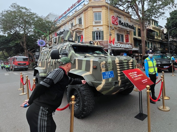 Trang bị kỹ thuật, vũ khí, khí tài hiện đại biểu dương sức mạnh lực lượng CAND được để ở khu vực ngoài trời ở Hồ Gươm để người dân chiêm ngưỡng