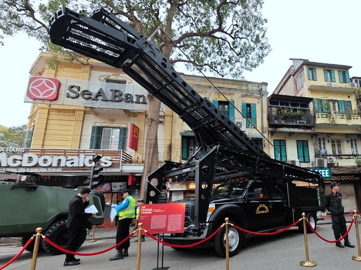 Xe phóng thang chống đạn để chống khủng bố, giải cứu con tin