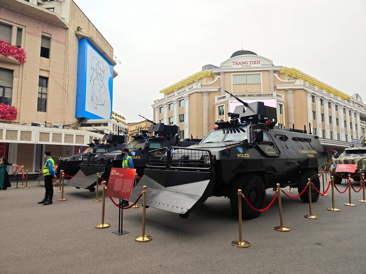 Triển lãm trang bị kỹ thuật, vũ khí, khí tài biểu dương sức mạnh lực lượng CAND nằm trong khuôn khổ chương trình Vinh quang Công an Nhân dân Việt Nam đang diễn ra ở hồ Gươm, Hà Nội