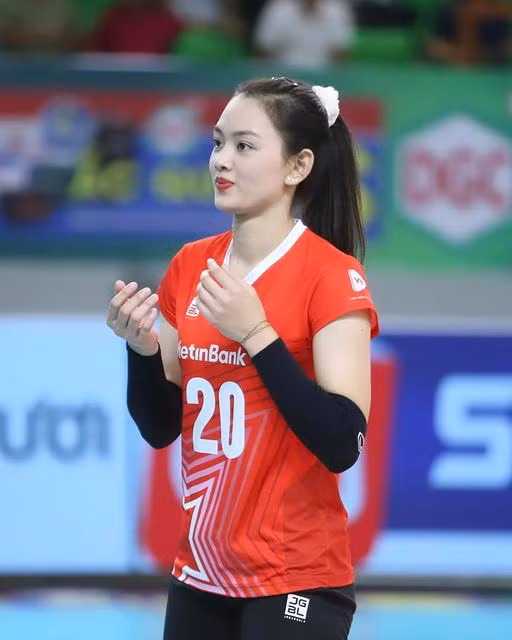 Bên cạnh tài năng bóng chuyền, Thu Hoài còn khiến dân tình ngưỡng mộ bởi ngoại hình xinh đẹp, dịu dàng. Ngoài thời gian tập luyện và thi đấu, cô hiện đang theo học ngành Quản trị kinh doanh tại trường Đại học Kinh tế, Đại học Quốc gia Hà Nội.