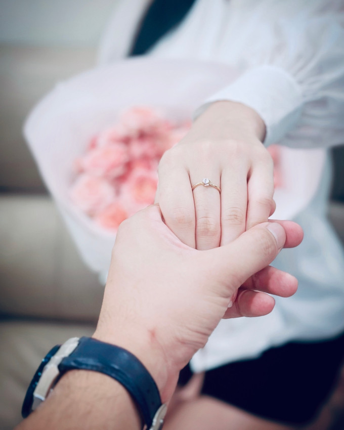 Thu Hoài viết: "Tình yêu đã mang chúng mình đến với nhau, chúng mình sẽ khiến nó tồn tại mãi mãi. Cảm ơn vì đã làm cho sinh nhật lần thứ 26 của em bất ngờ và ý nghĩa hơn"