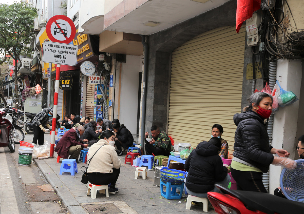 Về giá cả so với mọi năm, những hàng quán bán mùng 1 Tết chỉ tăng nhẹ. Đơn cử như 1 bát bún riêu chỉ tăng nhẹ 10.000 đồng đến 20.000 đồng.