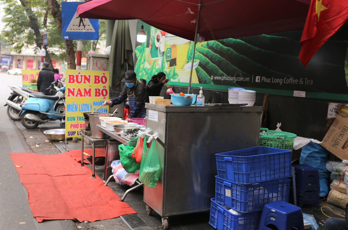 Chị Lan cho biết: "Nhà mình chỉ dám tăng nhẹ vì biết rằng năm nay kinh tế khó khăn. Mình bán Tết mấy chục năm nay và hoàn toàn không chặt chém khách để mong họ quay lại vào những dịp sau".