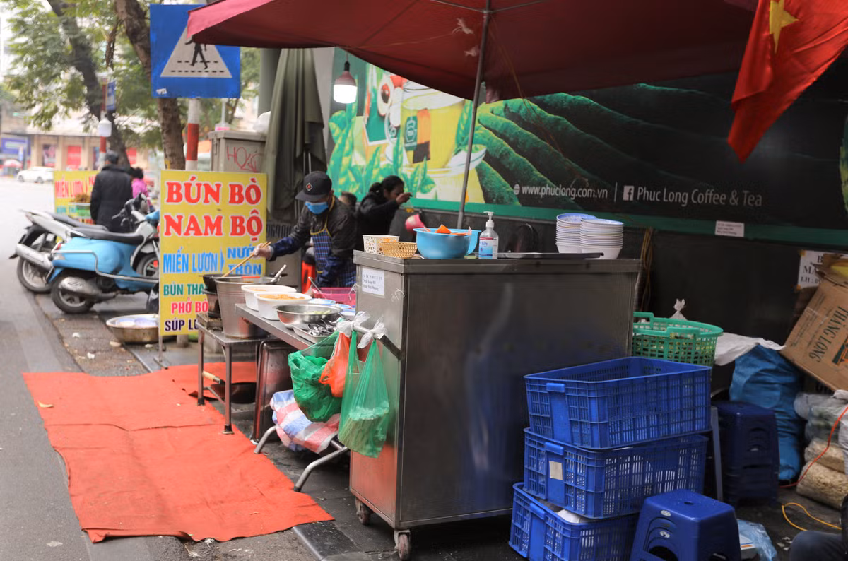 Chị Lan cho biết: "Nhà mình chỉ dám tăng nhẹ vì biết rằng năm nay kinh tế khó khăn. Mình bán Tết mấy chục năm nay và hoàn toàn không chặt chém khách để mong họ quay lại vào những dịp sau".