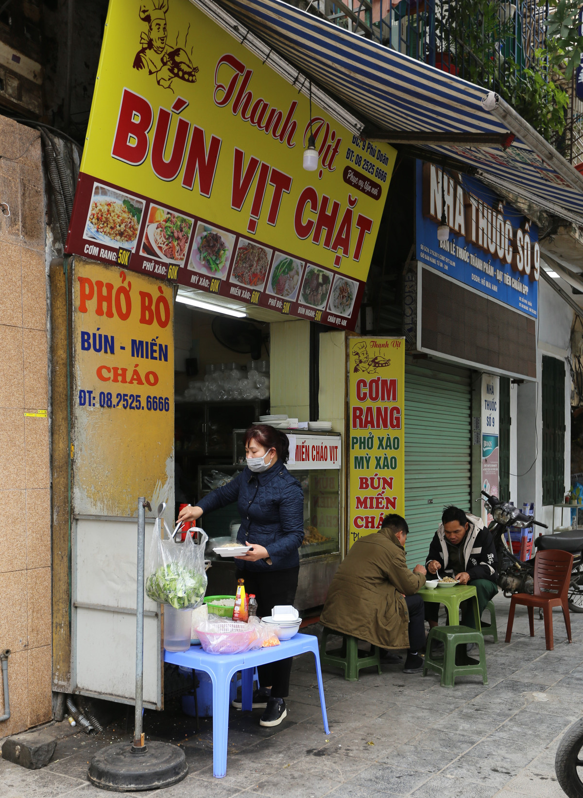 Hàng cơm rang, phở ở phố Phủ Doãn - Hà Nội cũng rơi vào cảnh khách vắng.