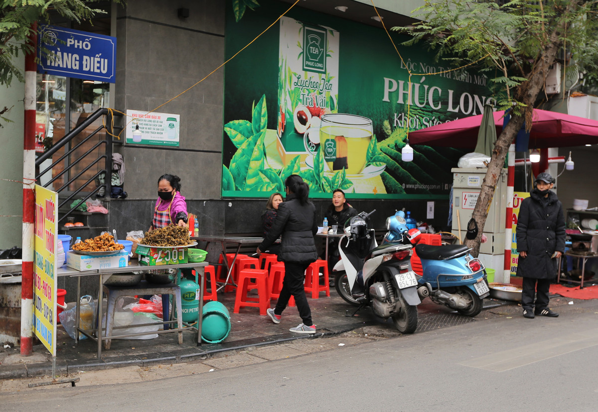 Theo ghi nhận của PV, dù nhiều hàng quán mở ngày mùng 1 Tết Nhâm Dần nhưng lượng khách không quá đông.