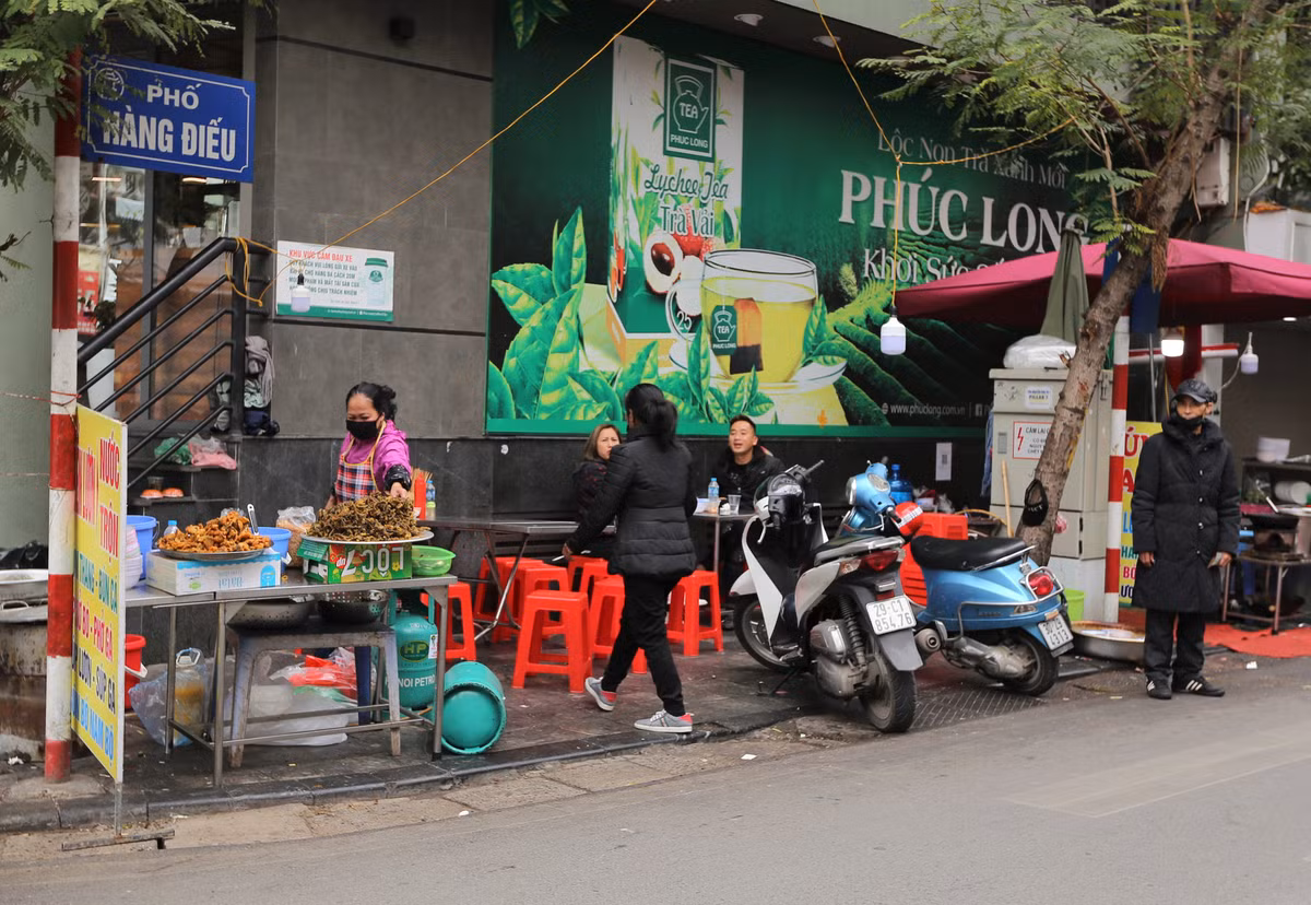 Theo ghi nhận của PV, dù nhiều hàng quán mở ngày mùng 1 Tết Nhâm Dần nhưng lượng khách không quá đông.