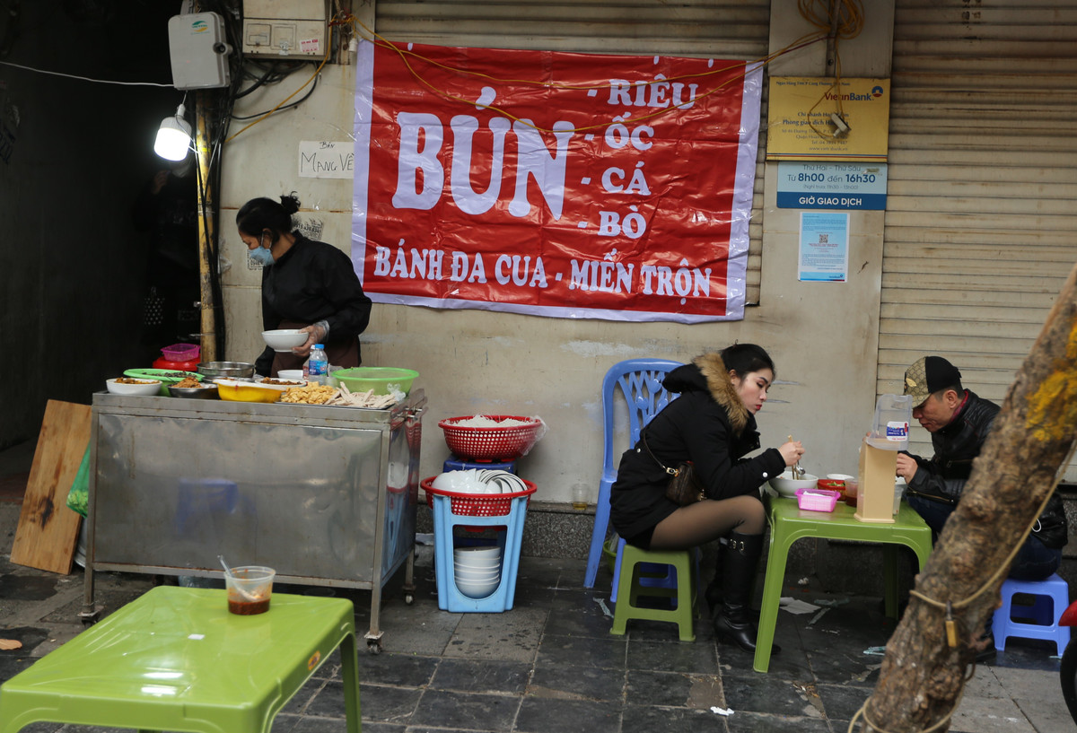 Một hàng bún trên phố Đường Thành ngày thường khách đến phải xếp hàng nay khách ngồi lác đác.
