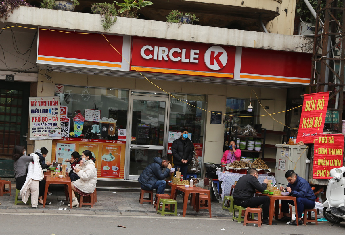 Thay vì chọn ở nhà ăn uống bữa cơm đầu tiên, nhiều người vẫn giữ thói quen ra ngoài ăn sáng như bình thường,