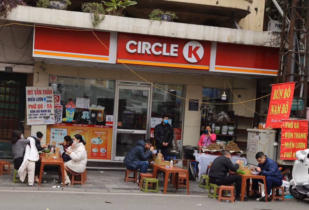 Thay vì chọn ở nhà ăn uống bữa cơm đầu tiên, nhiều người vẫn giữ thói quen ra ngoài ăn sáng như bình thường,