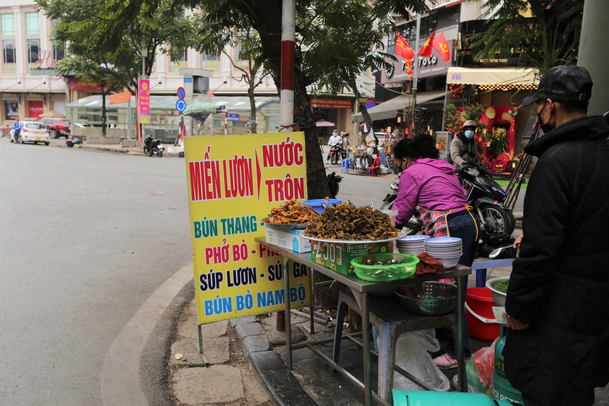 Hàng bún miến lươn đầy úp hàng ở đầu phố Hàng Điếu.