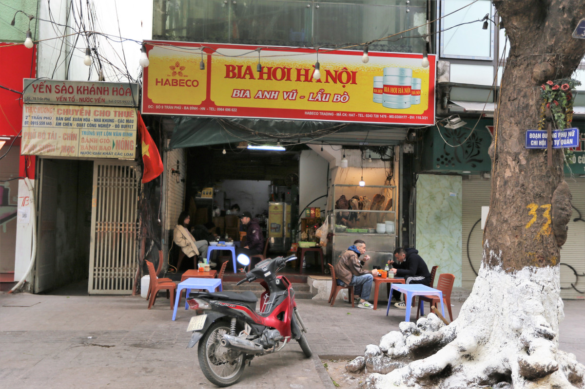 Ngay trong những ngày đầu tiên trong năm Nhâm Dần, nhiều hàng quán tại Hà Nội đã mở cửa đón những vị khách đầu tiên.