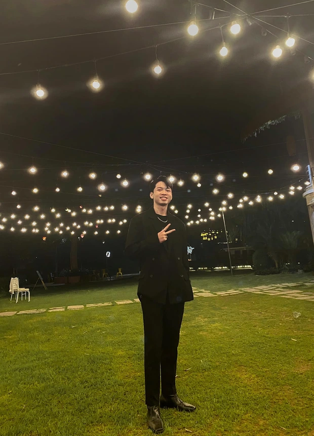 Ngoài ra với việc mọi người còn rủ nhau chăm "đi tù" để được gặp anh nhân viên đẹp trai, Thanh Tùng cũng rất vui vẻ và hào hứng. Anh chàng cho biết đây chính là động lực để mình cố gắng hơn trong công việc, đem đến cho mọi người những trải nghiệm đặc biệt và đáng nhớ khi đến với Nhà tù Hỏa Lò.