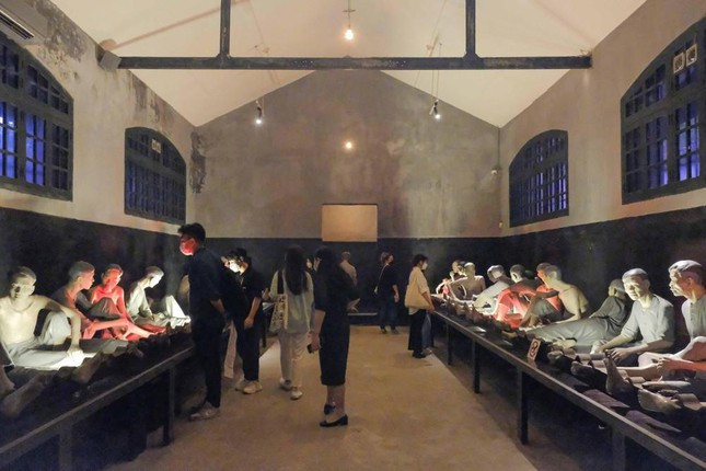 Giới trẻ Hà thành thời gian gần đây vừa tìm được một hoạt động tham quan mới khá hay ho đó là đi thăm quan hoặc than gia tour đêm tại Di tích Lịch sử Nhà từ Hỏa Lò. Lý do thu hút được giới trẻ muốn trải nghiệm tại "nhà tù" như hiện tại là nhờ chiến dịch truyền thông mới mẻ, hấp dẫn nhưng vẫn giữ đúng nội dung lịch sử.