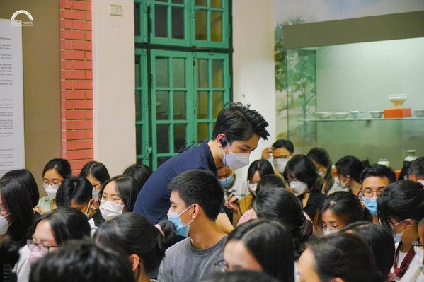 Chia sẻ về cách mà những người trẻ ở Hỏa Lò thu hút Gen Z nói riêng và giới trẻ nói chung đến với Nhà tù Hỏa Lò thời gian vừa qua, Thanh Tùng tâm sự: "Thực ra Gen Z cũng có rất nhiều bạn muốn tìm hiểu về lịch sử quá trình giữ nước và dựng nước...