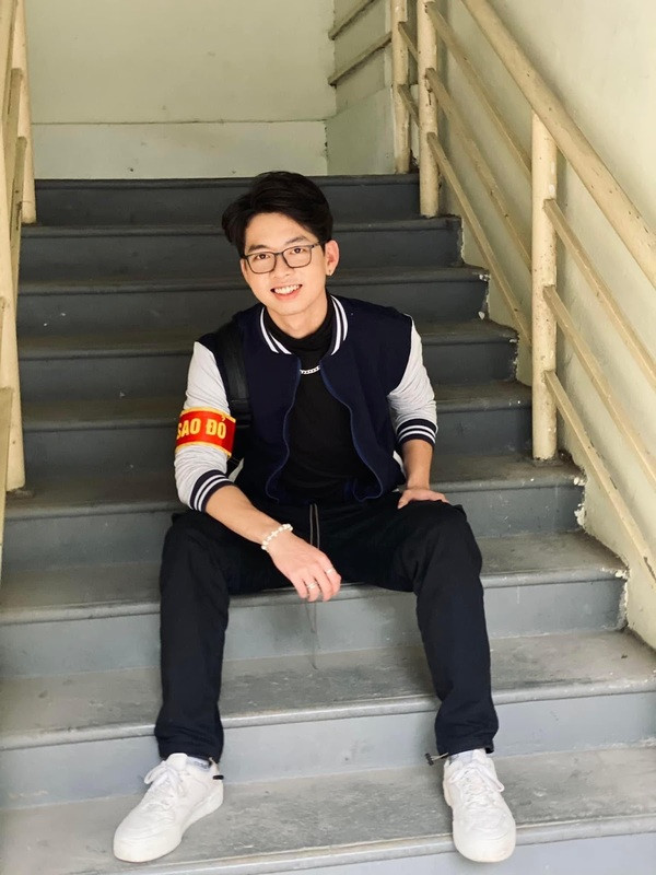 Lúc vào làm ở đây, một phần là mình được học hỏi nhiều điều mới và một phần nữa là mình cũng được bày tỏ ý kiến để giúp Nhà tù Hỏa Lò được nhiều bạn trẻ biến đến và chú ý hơn". Chàng "hot boy khẩu trang" cho biết thêm.