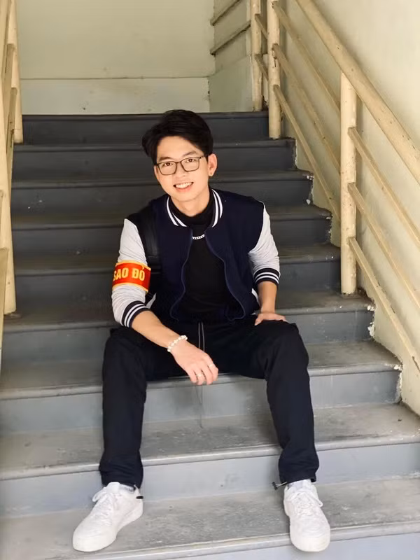 Lúc vào làm ở đây, một phần là mình được học hỏi nhiều điều mới và một phần nữa là mình cũng được bày tỏ ý kiến để giúp Nhà tù Hỏa Lò được nhiều bạn trẻ biến đến và chú ý hơn". Chàng "hot boy khẩu trang" cho biết thêm.