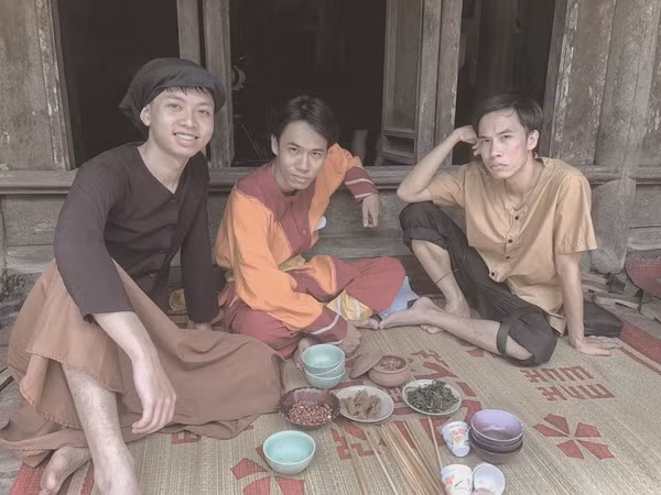 Mái tóc hơi rối lãng tử cùng ánh mắt chăm chú và nghiêm túc khi làm việc của Thanh Tùng nhanh chóng "hạ gục" dân mạng.