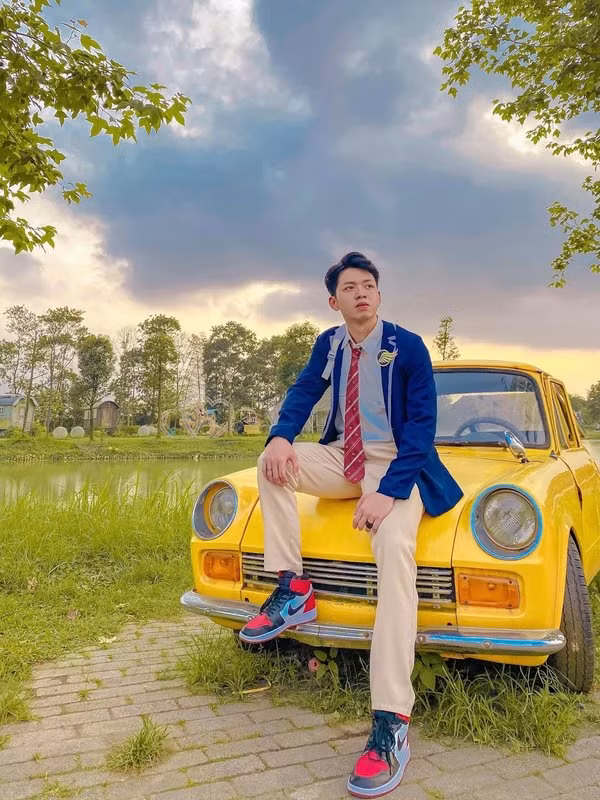 Thậm chí nhiều người còn nhận xét Thanh Tùng có nét giống với Ji Chang Wook - nam diễn viên Hàn Quốc. Trước sự so sánh này, anh chàng bày tỏ: "Mình rất vui vì điều này nhưng chắc chỉ là nhờ ánh nhìn đôi mắt mà thôi chứ chưa thấy rõ mặt. Mình chỉ sợ mọi người nhìn thấy mình bỏ khẩu trang ra lại bất ngờ vì không giống chút nào cả".