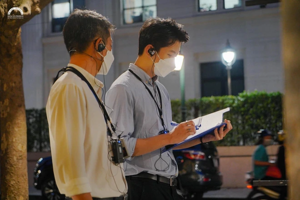 Ngay sau đó, danh tính chàng hướng dẫn viên tour đêm nhà tù Hoả Lò đã được tìm ra, đó là Lê Thanh Tùng (sinh năm 1996, đến từ Lào Cai). Trước khi trở thành nhân viên của tour "Đêm thiêng liêng" nam sinh đã tốt nghiệp trường ĐH Sân khấu Điện ảnh