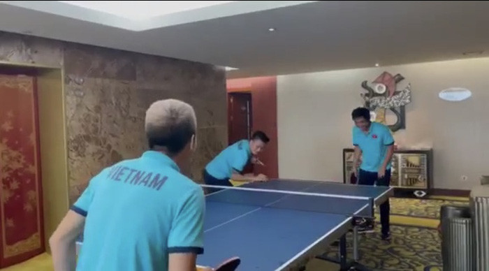Bóng bàn là môn thể thao giải trí quen thuộc của đội tuyển Việt Nam khi tập trung tại Hà Nội trong thời dịch COVID-19.