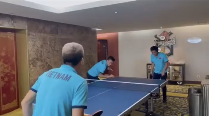 Bóng bàn là môn thể thao giải trí quen thuộc của đội tuyển Việt Nam khi tập trung tại Hà Nội trong thời dịch COVID-19.