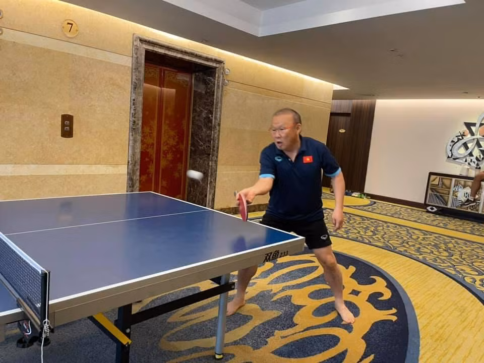 Sau khi lên sóng, đoạn clip của trợ lý Lê Huy Khoa đã được netizen truyền tay nhau với tốc độ chóng mặt và tất cả đều tỏ ra vô cùng thích thú với khoảnh khắc cởi trần khoe "bé mỡ" của thầy Park.