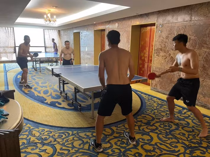 Bên cạnh chuyên môn là đá bóng, các cầu thủ đội tuyển Việt Nam đặc biệt thích thú với bộ môn bóng bàn.