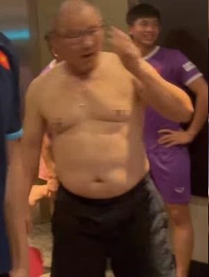 Khoảnh khắc ghi lại, HLV Park Hang Seo cùng HLV thủ môn Nguyễn Thế Anh đại diện cho BHL "tỉ thí" bóng bàn với bộ đôi Bùi Tiến Dũng và Trần Đình Trọng - đại diện cho hội cầu thủ đội tuyển Việt Nam gây chú ý.