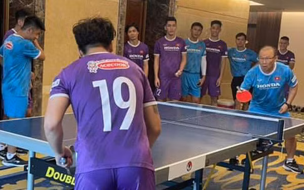 Đây không phải lần đầu tiên, HLV Park Hang Seo tỉ thí bóng bàn với các học trò. Trước đó, ông thầy người Hàn tưng "chạm trán" với các cái tên như Quang Hải, Công Phượng, Đức Chinh...