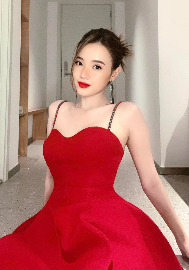 Không chỉ là giảng viên, Midu còn chăm chỉ hoạt động nghệ thuật, ra mắt MV ca nhạc, tham gia các dự án phim hay sự kiện giải trí. Và được mệnh danh là "đại gia chốt đơn bất động sản".