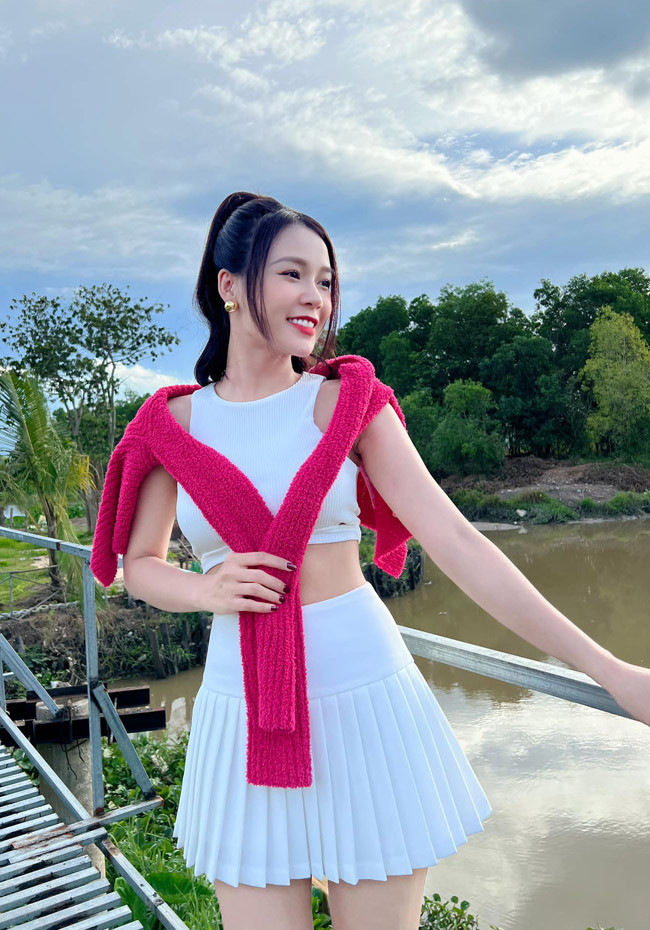 Để có được nhan sắc bị thời gian bỏ quên đó, Sam rất chú ý đến việc chăm sóc da nhất là luôn để da được căng mọng, cung cấp thêm collagen cho làn da.