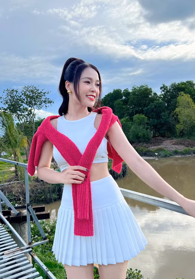 Để có được nhan sắc bị thời gian bỏ quên đó, Sam rất chú ý đến việc chăm sóc da nhất là luôn để da được căng mọng, cung cấp thêm collagen cho làn da.