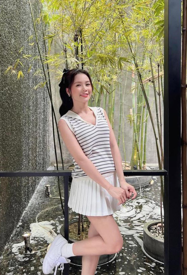 Ngoài ra, phong cách thời trang cũng khiến cho ngoại hình của Sam trông trẻ hơn rất nhiều.