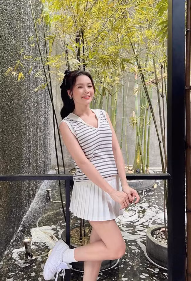 Ngoài ra, phong cách thời trang cũng khiến cho ngoại hình của Sam trông trẻ hơn rất nhiều.