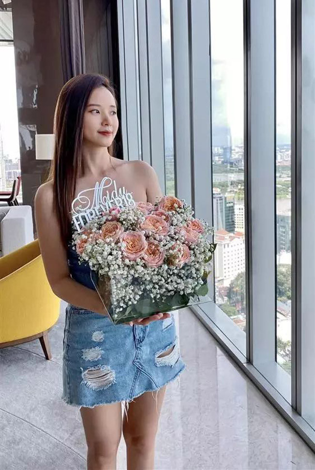 Mới đây, hot girl Midu cũng vừa đón mừng sinh nhật tuổi 33 của mình. Không chỉ có nhan sắc được ví như "thần tiên tỷ tỷ", người đẹp 8X còn có học vấn cao. Hiện tại, cô là giảng viên của trường Đại học HUTECH.
