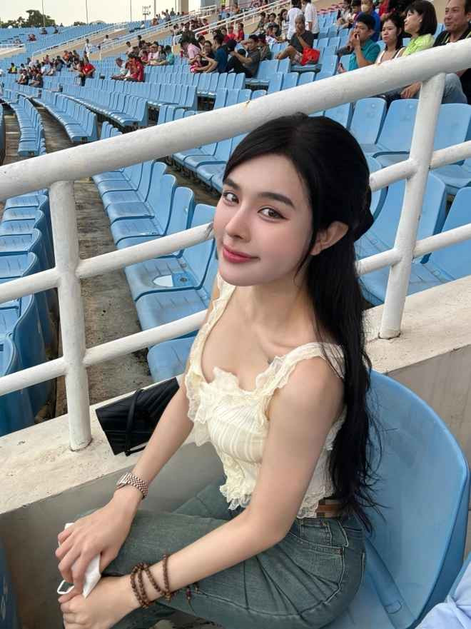 Bích Hạnh viết: "Sau chia tay, thì mình mất trí nhớ về người cũ, nhưng tiền các anh nợ thì mình cứ nhớ hoài. Nói ra thì mình ngại vì mọi người dễ nói mình ngu, nhưng khi quen, người yêu khó khăn mình chả ngại hỗ trợ...