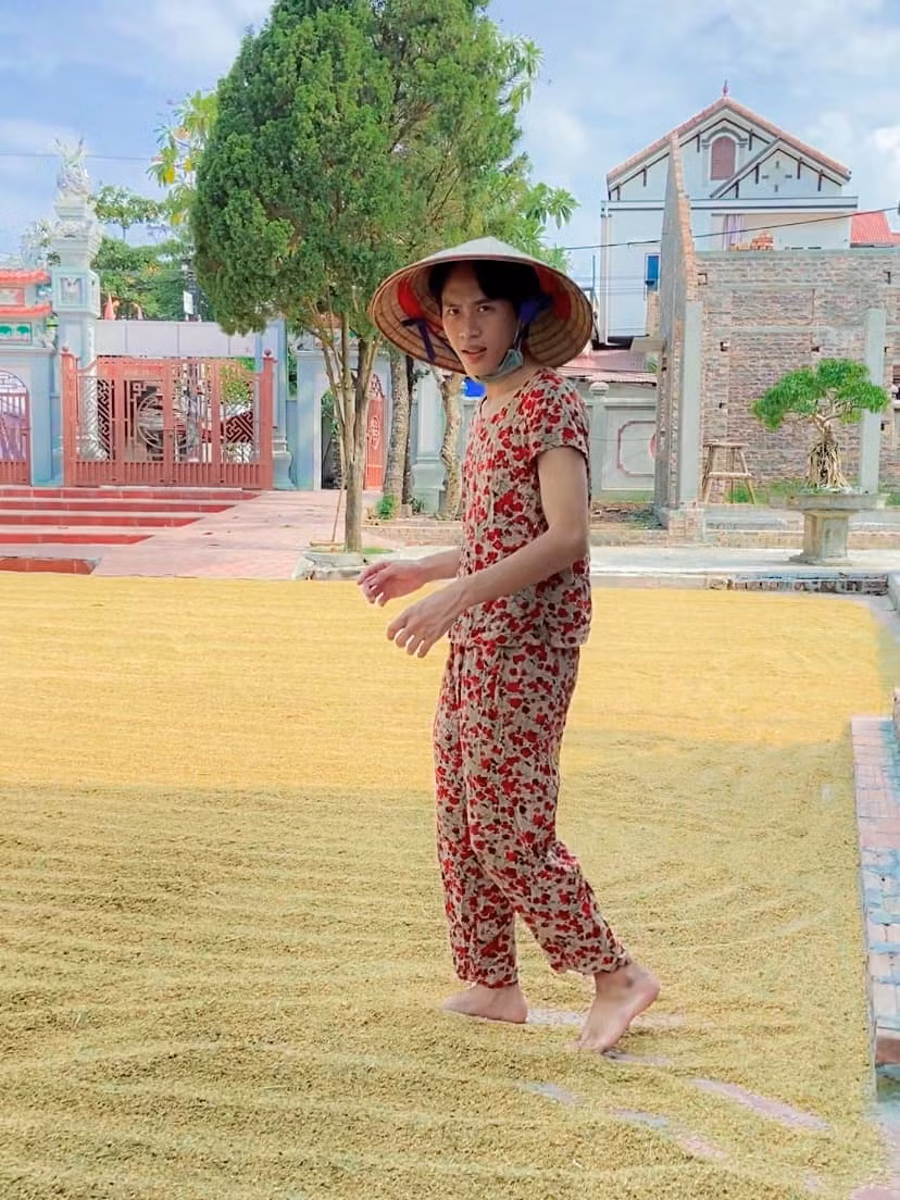 Phạm Vinh cho biết bình thường cũng là một người vui tính, dễ gần và hay cười nên mới có thể sản xuất ra những clip như vậy. Ngoài ra, anh chàng cũng nhận được sự hỗ trợ từ gia đình và người thân như mượn quần áo của bà và mẹ.