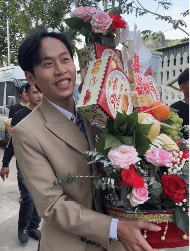 Với sự nổi tiếng này, thông tin Phạm Vinh sắp lấy vợ nhanh chóng được cư dân mạng quan tâm. Theo đó, anh chàng đã cùng gia đình sang nhà gái để làm lễ dạm ngõ vào ngày 20/1 vừa qua.