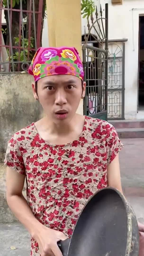 Nói về quá trình làm clip của mình, Phạm Vinh từng chia sẻ: "Các clip của mình là lấy cảm hứng từ đời sống thực tế thôi. Có cái mình diễn lại sao cho thật nhất còn có cái mình quay... trộm cho tự nhiên... Mình cũng tự đặt điện thoại, tự quay là chủ yếu. Mỗi cái quay khoảng 30 phút, ghép dựng khoảng 30 phút nhưng để nghĩ ra ý tưởng, nghĩ cách diễn thì có khi cả tuần". Hot TikToker triệu view chia sẻ thêm.