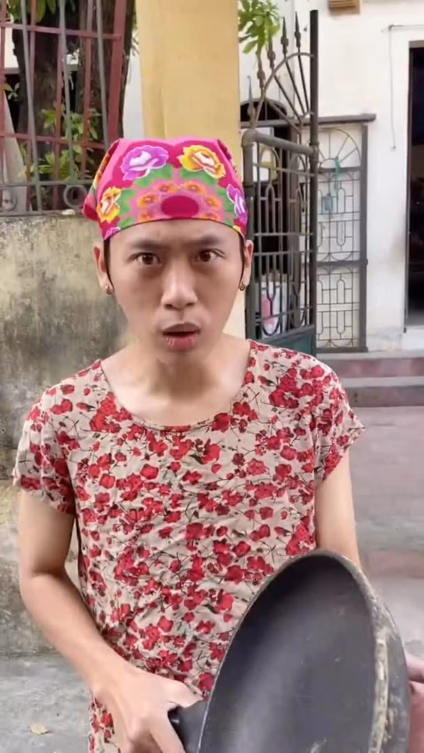 Nói về quá trình làm clip của mình, Phạm Vinh từng chia sẻ: "Các clip của mình là lấy cảm hứng từ đời sống thực tế thôi. Có cái mình diễn lại sao cho thật nhất còn có cái mình quay... trộm cho tự nhiên... Mình cũng tự đặt điện thoại, tự quay là chủ yếu. Mỗi cái quay khoảng 30 phút, ghép dựng khoảng 30 phút nhưng để nghĩ ra ý tưởng, nghĩ cách diễn thì có khi cả tuần". Hot TikToker triệu view chia sẻ thêm.