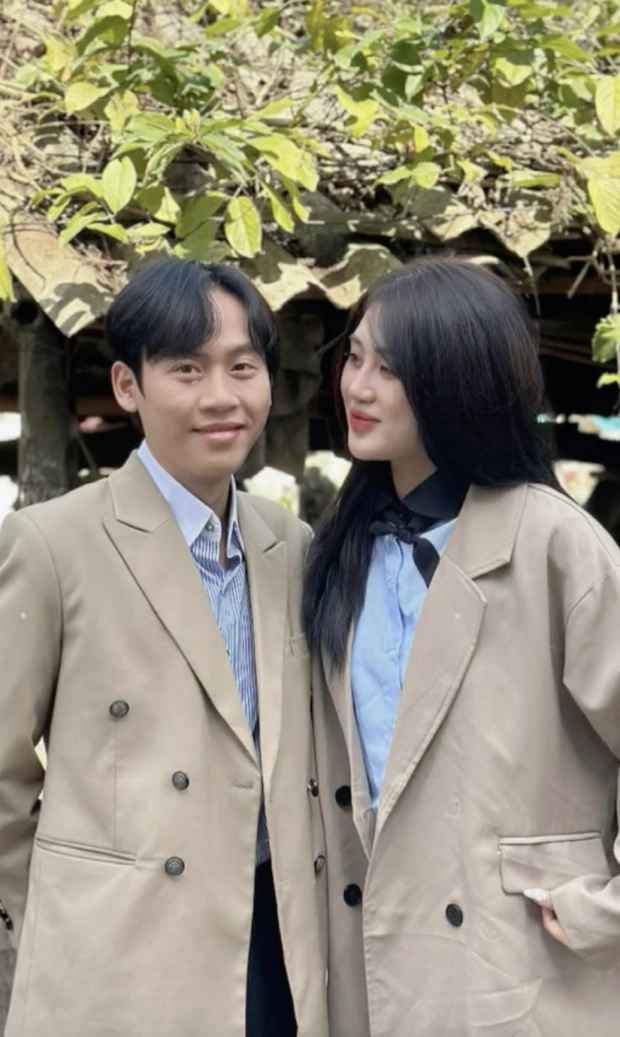 Phía dưới các bài đăng về lễ dạm ngõ của Phạm Vinh, dân tình tỏ ra khá bất ngờ vì chú rể còn trẻ nhưng để lại rất nhiều bình luận chúc mừng. Nhiều người còn nói đùa rằng không ngờ “cụ Phến” lại đi lấy vợ: