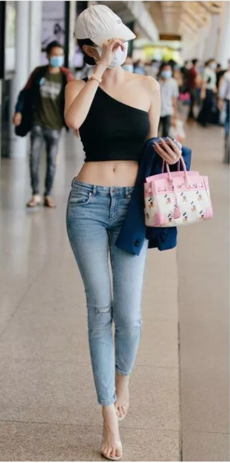 Sự kết hợp giữa chiếc áo "một mất, một còn" và chiếc quần jean rách gối, Ngọc Trinh đã khoe trọn đường cong nuột nà từ vòng 2 cho tới đôi chân dài thẳng tắp.