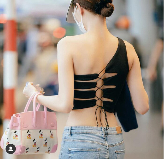 Trong lần xuất hiện mới nhất tại sân bay, Ngọc Trinh diện chiếc áo ""một mất một còn" và lập tức thách thức mọi ánh nhìn.