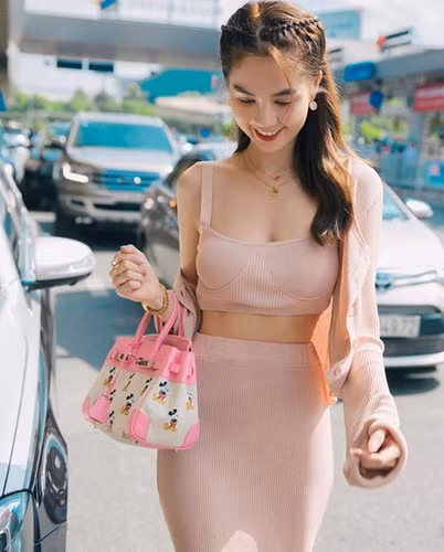Trước đó, không ít lần thời trang ra sân bay của Ngọc Trinh được chính cô đăng tải lên MXH và nhận không ít lời khen từ CĐM.