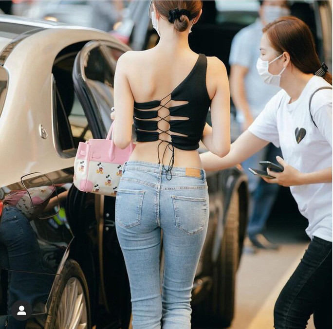 "Nữ hoàng nội y" có tiêu chí "phải thật nổi bật" ở sân bay vì phải như thế thì cô mới gây được sự chú ý nơi công cộng này.