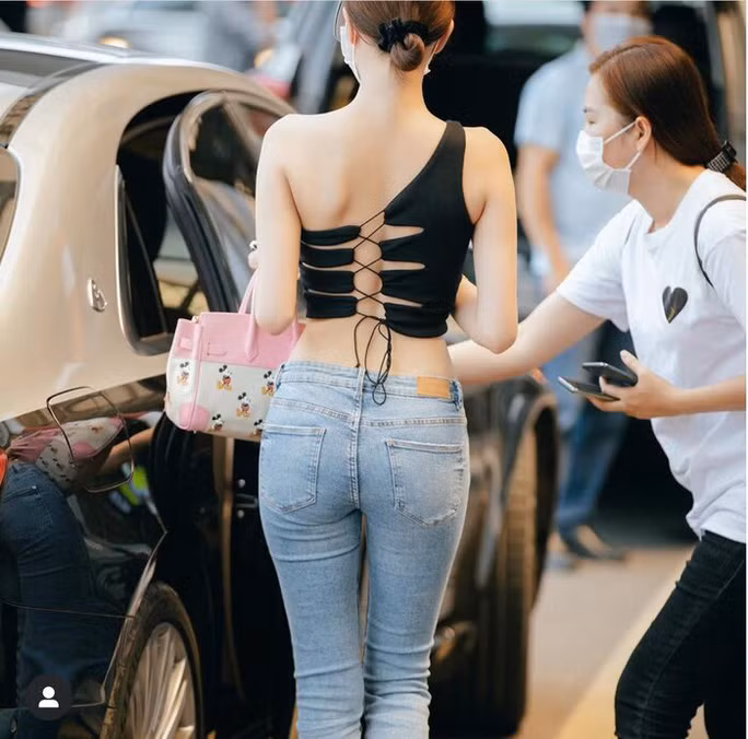 "Nữ hoàng nội y" có tiêu chí "phải thật nổi bật" ở sân bay vì phải như thế thì cô mới gây được sự chú ý nơi công cộng này.