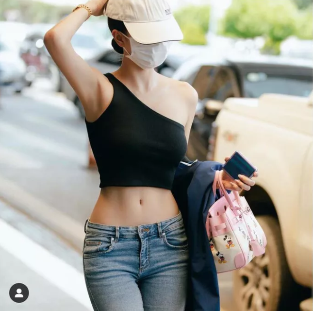 Nếu mọi hành khách khi đến sân bay luôn tìm cho mình bộ trang phục tiện dụng và giản đơn nhất thì người đẹp Ngọc Trinh hoàn toàn ngược lại.