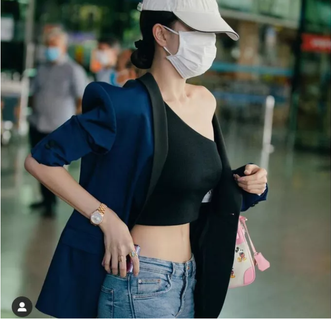  Ngọc Trinh luôn là cái tên tạo nên sự khác biệt với những kiểu thời trang thách thức mọi ánh nhìn. Mới đây, khi xuất hiện ở sân bay cô nàng một lần nữa khiến dân tình khó hiểu khi diện trang phục "khó mặc, khó cởi".